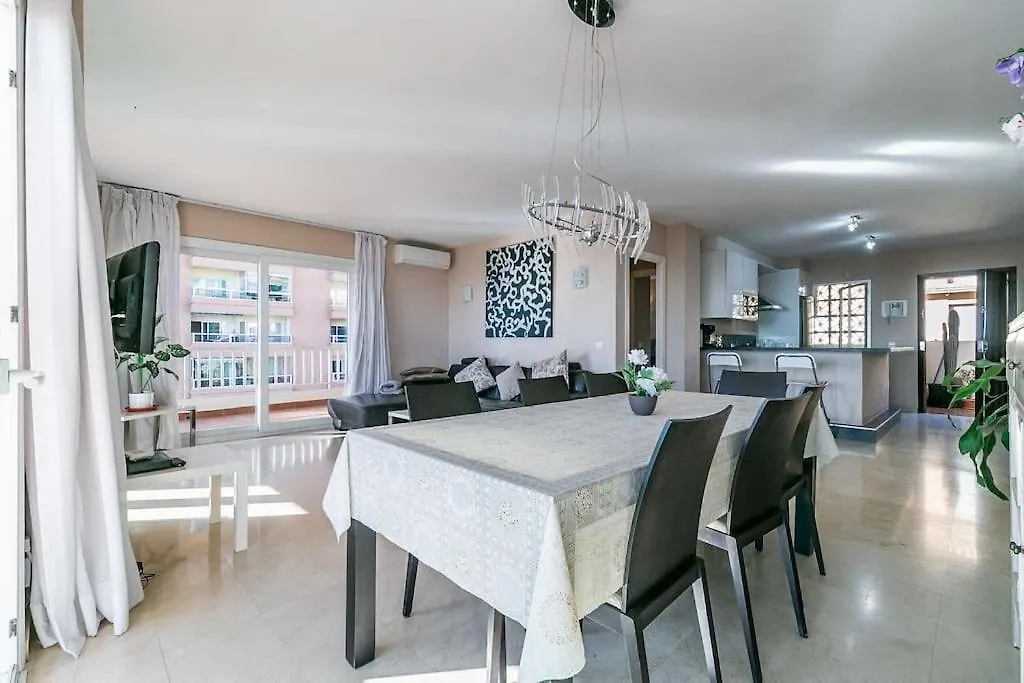 83-Beachfront Apartment, 푸엔히롤라 아파트