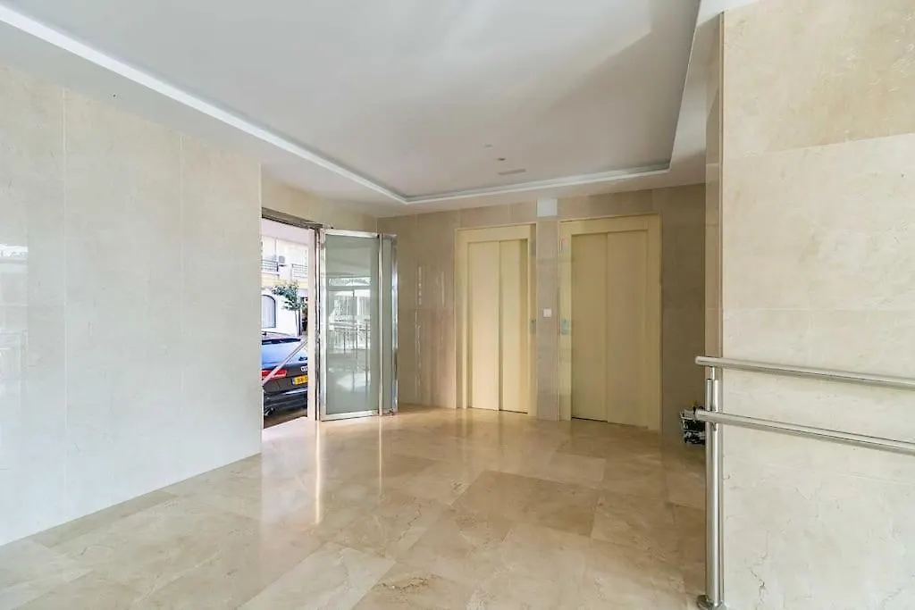 83-Beachfront Apartment, 푸엔히롤라
